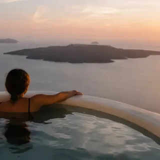 Kivotos Santorini, MAVRO restaurant